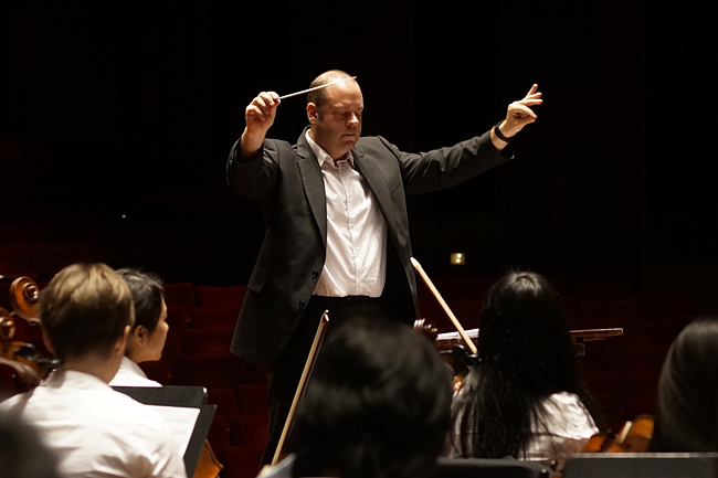 Nhạc trưởng Leif Erikson Sundstrup của Shen Yun Performing Arts đang chấm dứt buổi diễn tập tại Houston